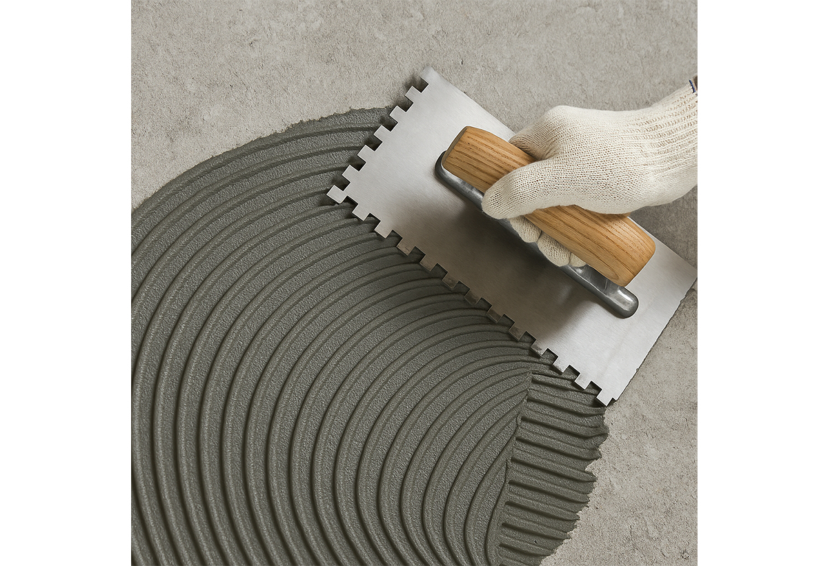 Απεικονίζεται τοποθέτηση του βελτιωτικού κονιαμάτων με τη χρήση ειδικού εργαλείου.